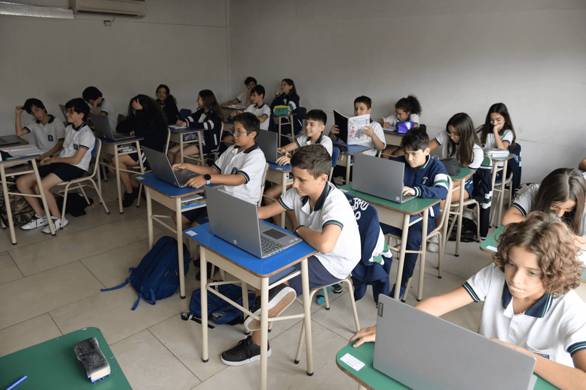 ¿Quién es la directora del Colegio Jean Piaget?