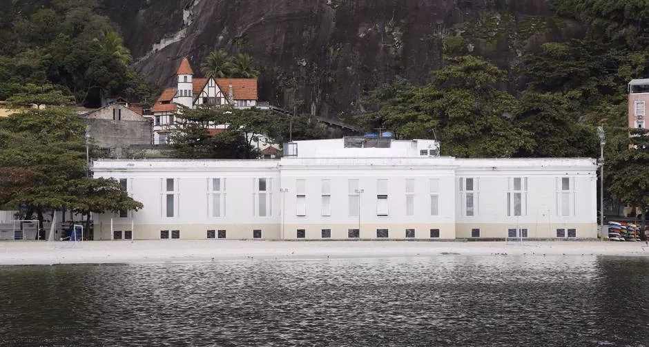 ¿Dónde se encuentra el colegio César Vallejo?