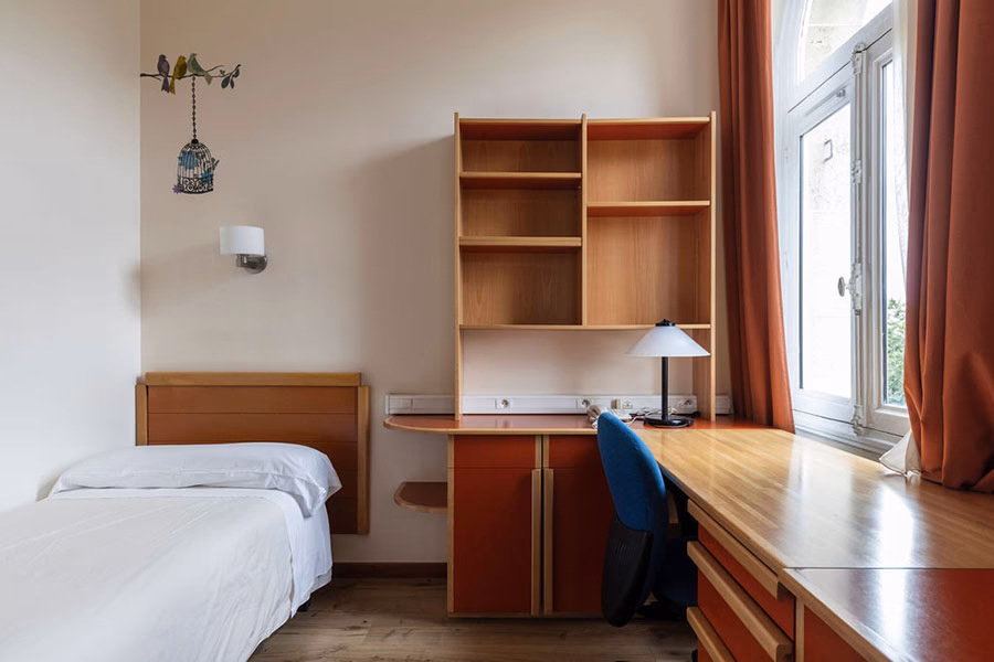 ¿Cómo se llaman las universidades donde te quedas a dormir?