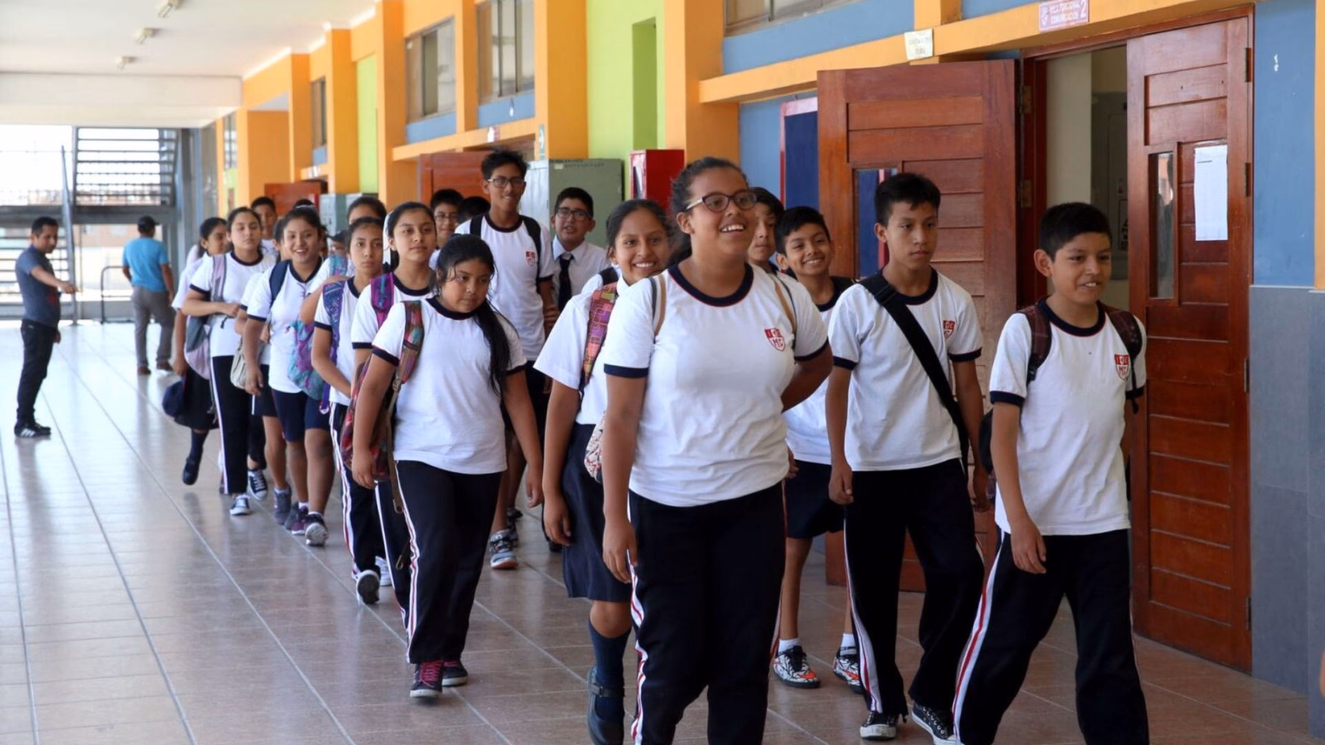 ¿Las escuelas públicas son locales o estatales?