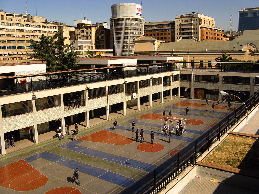 ¿Cuánto cuesta un colegio público en Chile?