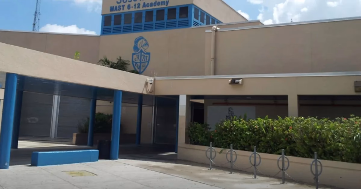 ¿Cuántas escuelas públicas hay en Miami?