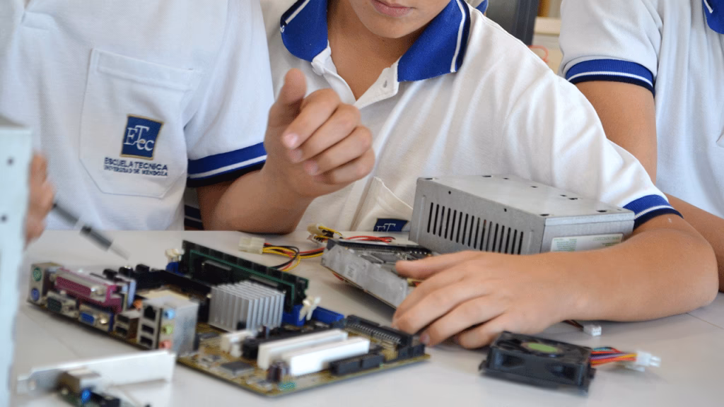 ¿Qué es la secundaria con formación técnica?