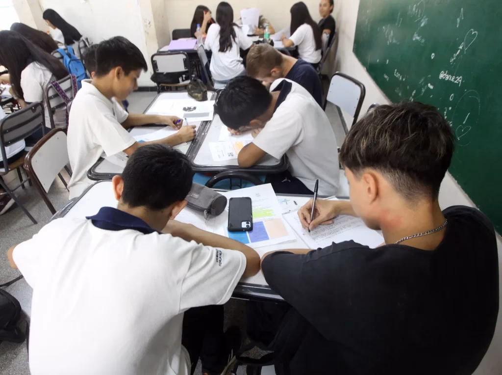 ¿Cuáles son los factores que provocan el abandono escolar de los estudiantes?