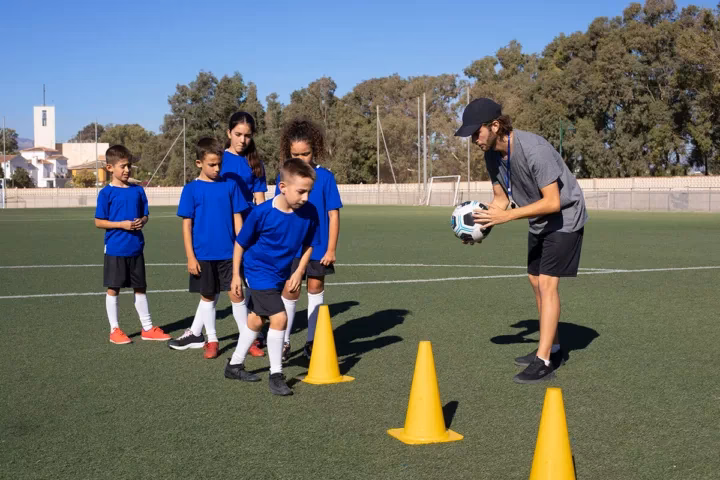 ¿Cuál es la diferencia entre una escuela de fútbol y una academia de fútbol?