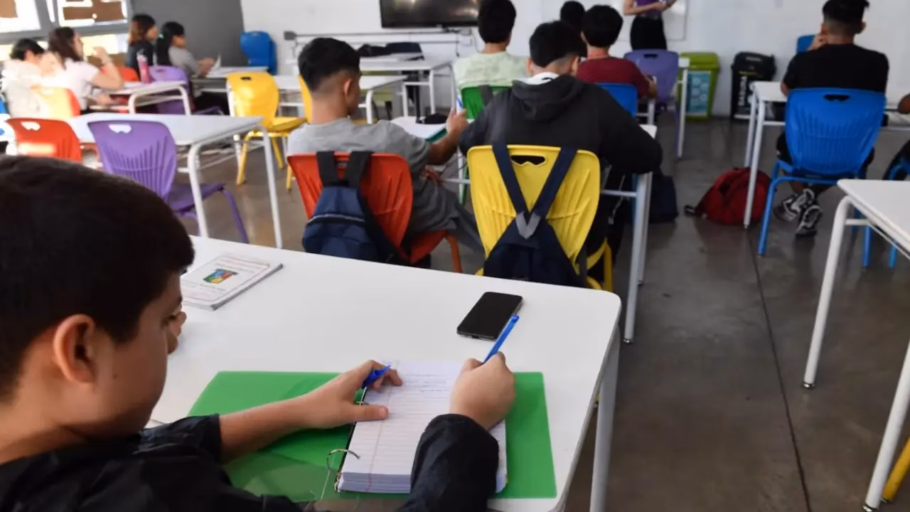 ¿Qué dice el Ministerio de Educación sobre el uso del celular?