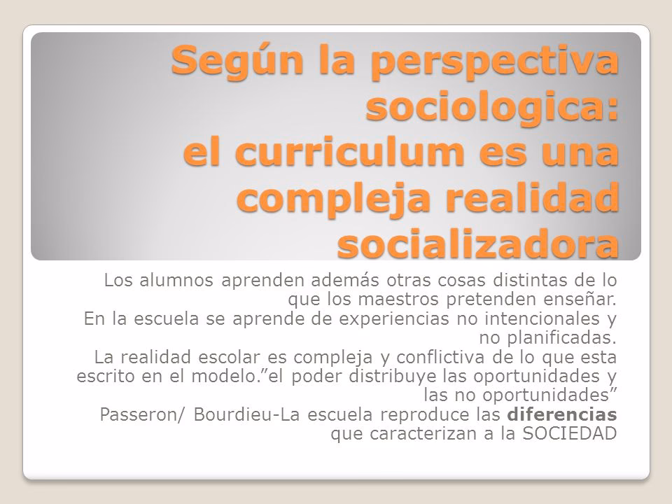 ¿Cuál es la base sociológica del desarrollo curricular?