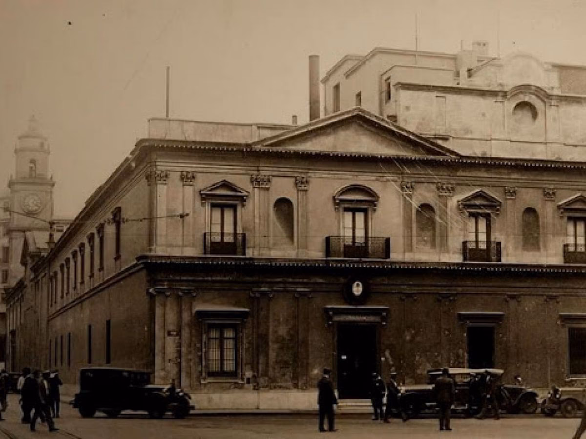 ¿Cuál fue el primer colegio en el mundo?