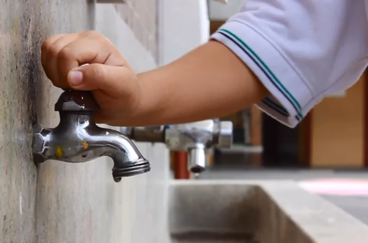 ¿Cuáles son las causas del desperdicio de agua en la escuela?