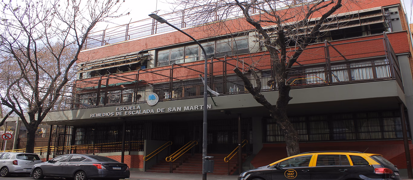 ¿Qué universidad compró Arcos?