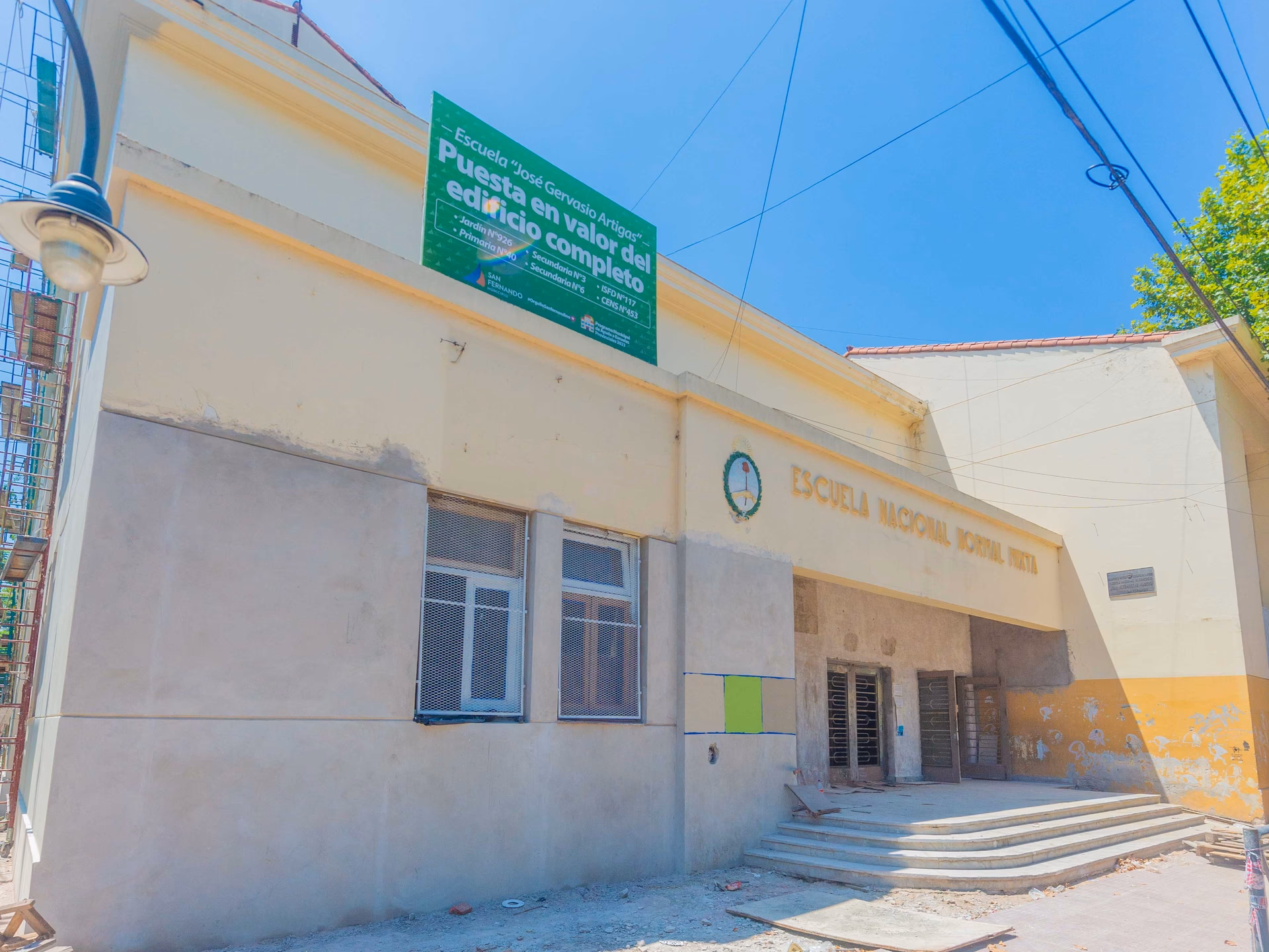 ¿A qué colegio fue Artigas?