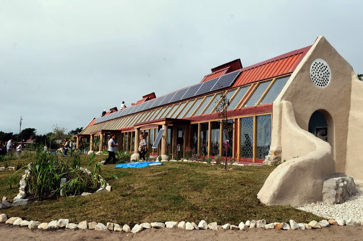 ¿Qué es el modelo de escuela autosostenible?