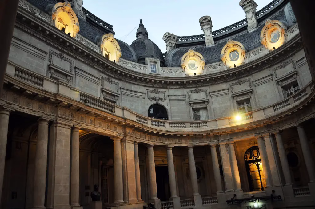 ¿Cuántos años se estudia en la Academia diplomática?