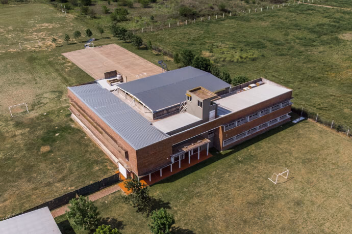 ¿Dónde estudiaba Tesla?