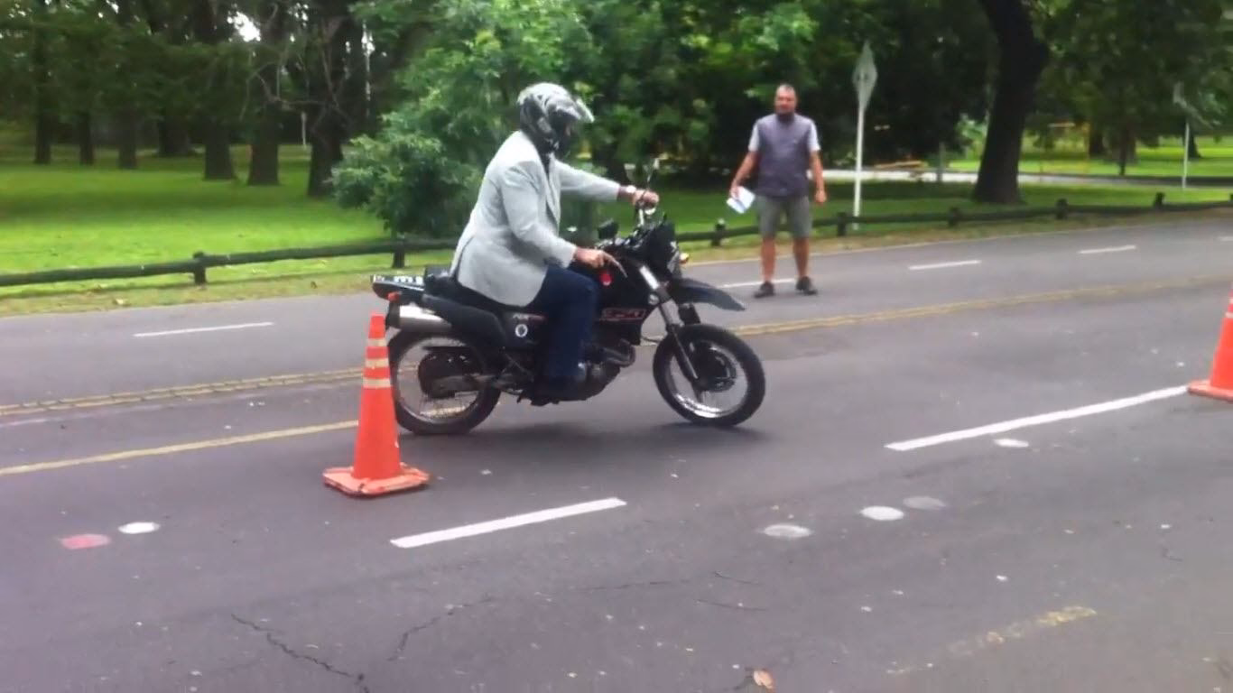 ¿Cuánto se tarda en aprender a conducir una moto?
