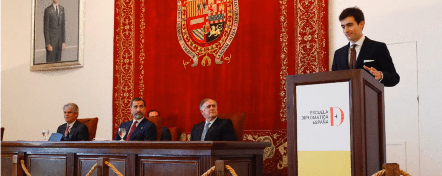 ¿Qué hay que estudiar para ser diplomático en España?