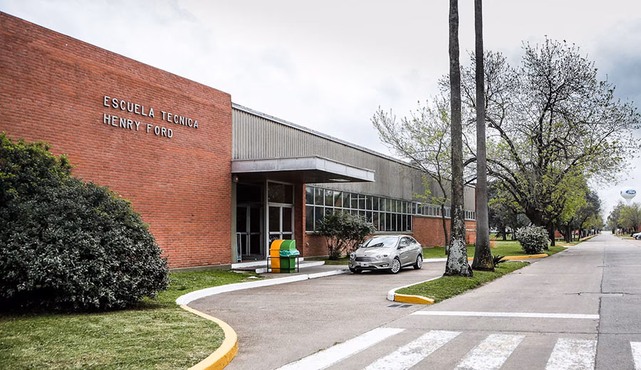 ¿Qué estudios tiene Henry Ford?