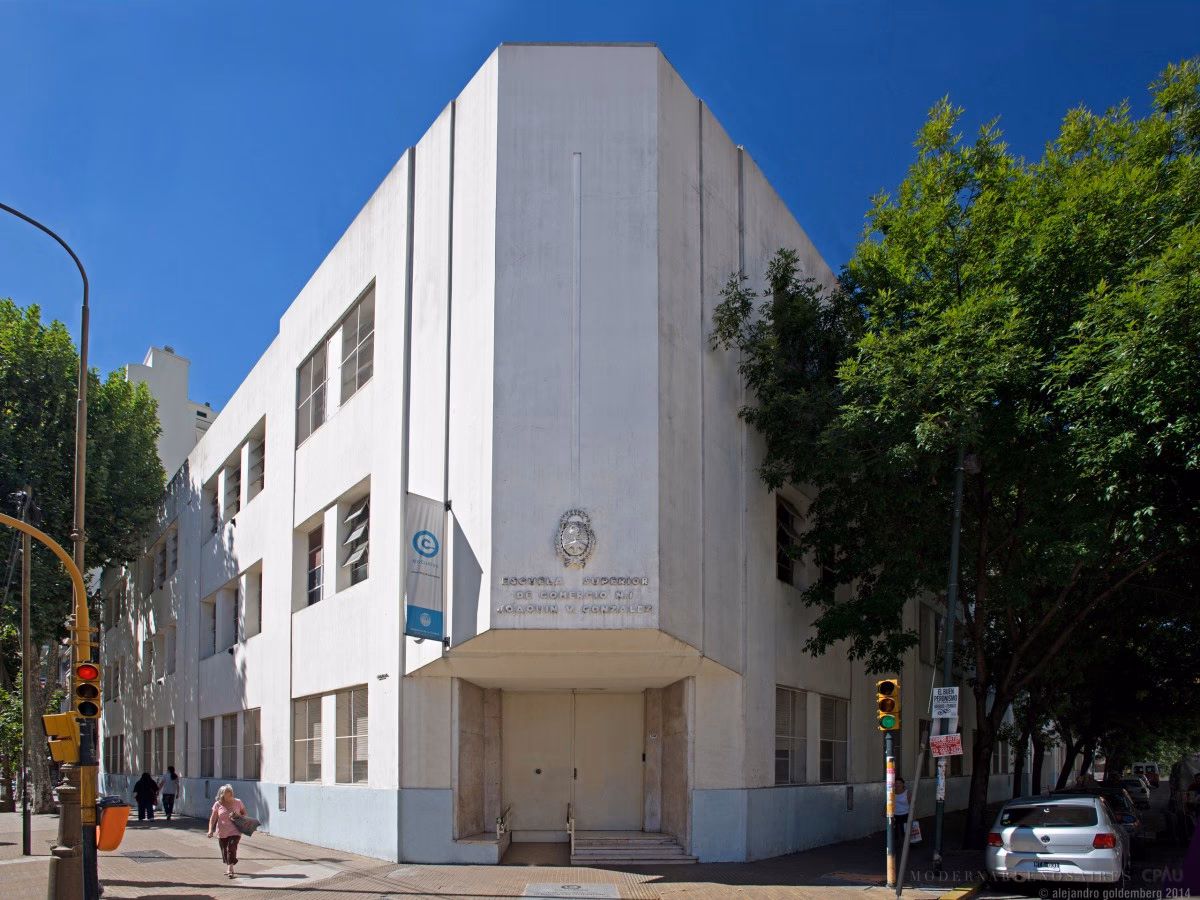 ¿Cuál es el horario de atención del Instituto Joaquín V González?