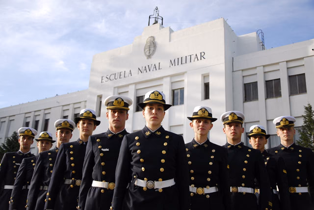 ¿A qué edad se ingresa a la Escuela Naval?