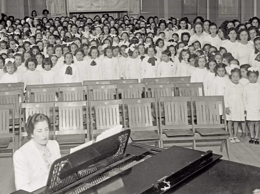 ¿Cuántos años tiene la escuela Paula Domínguez de Bazan?