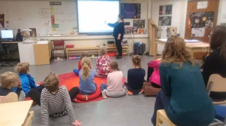 ¿A qué edad comienzan los niños a aprender a leer en Finlandia?