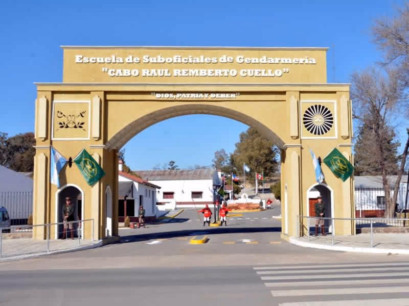 ¿Cómo se llama la escuela de gendarmería de Jesús María?