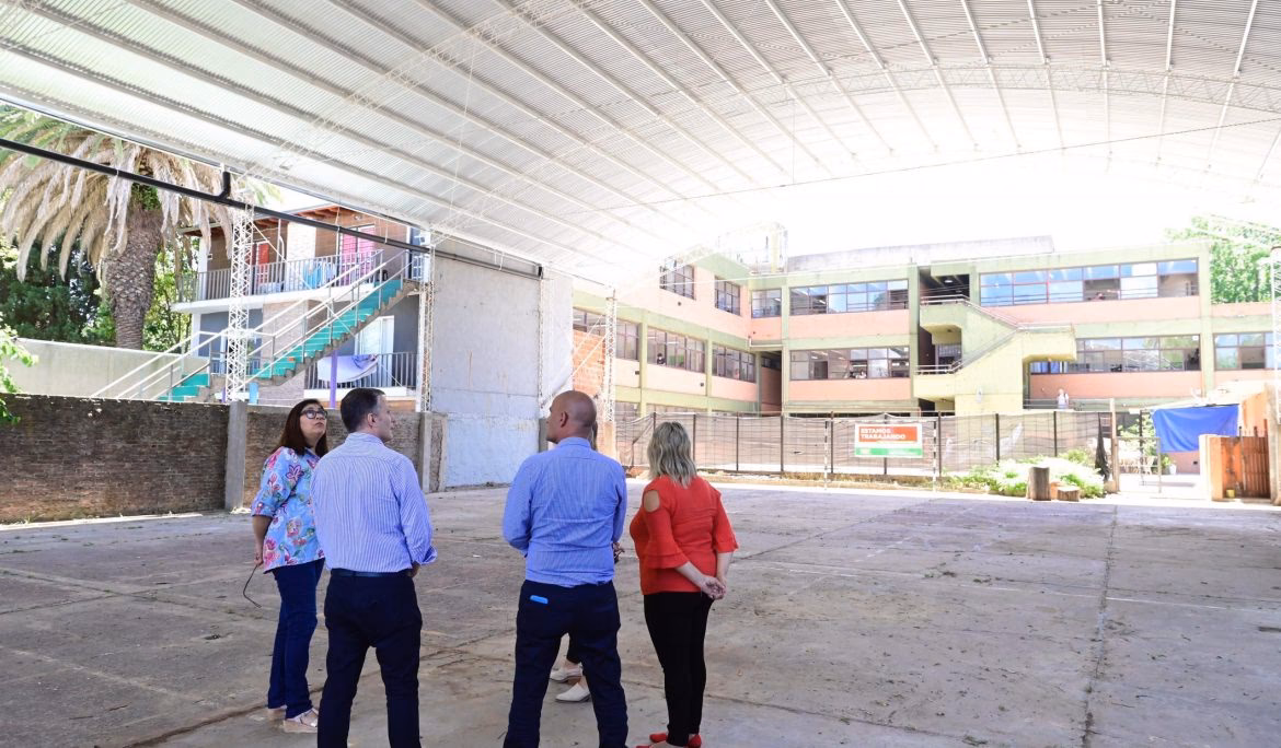 ¿Qué escuela tiene las tarifas más altas?