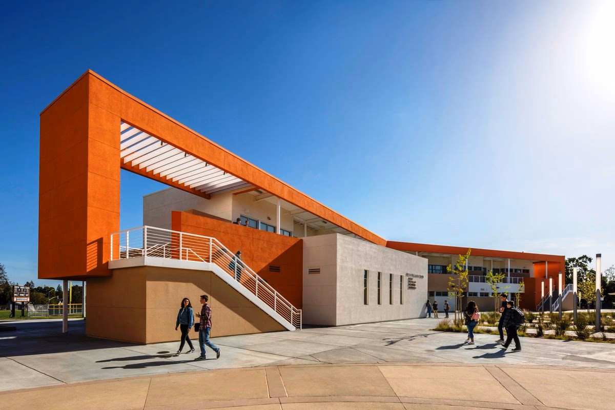 ¿Cuál es la clasificación de Carlmont High School en California?