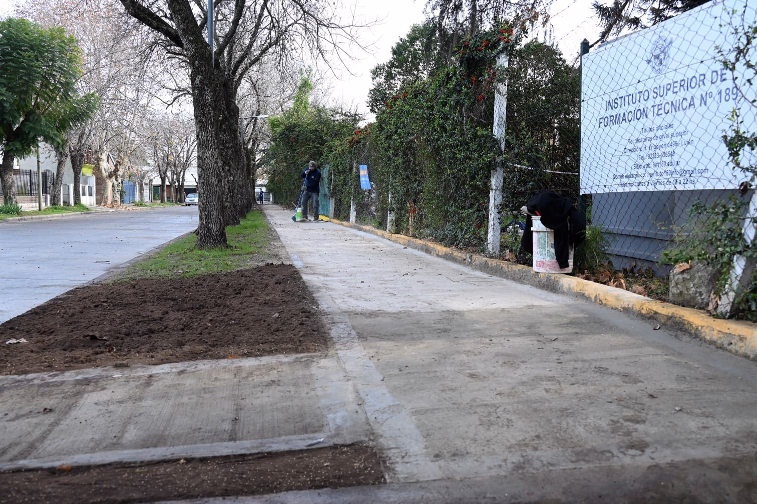 ¿Cómo se llama la escuela comercial de Luján?