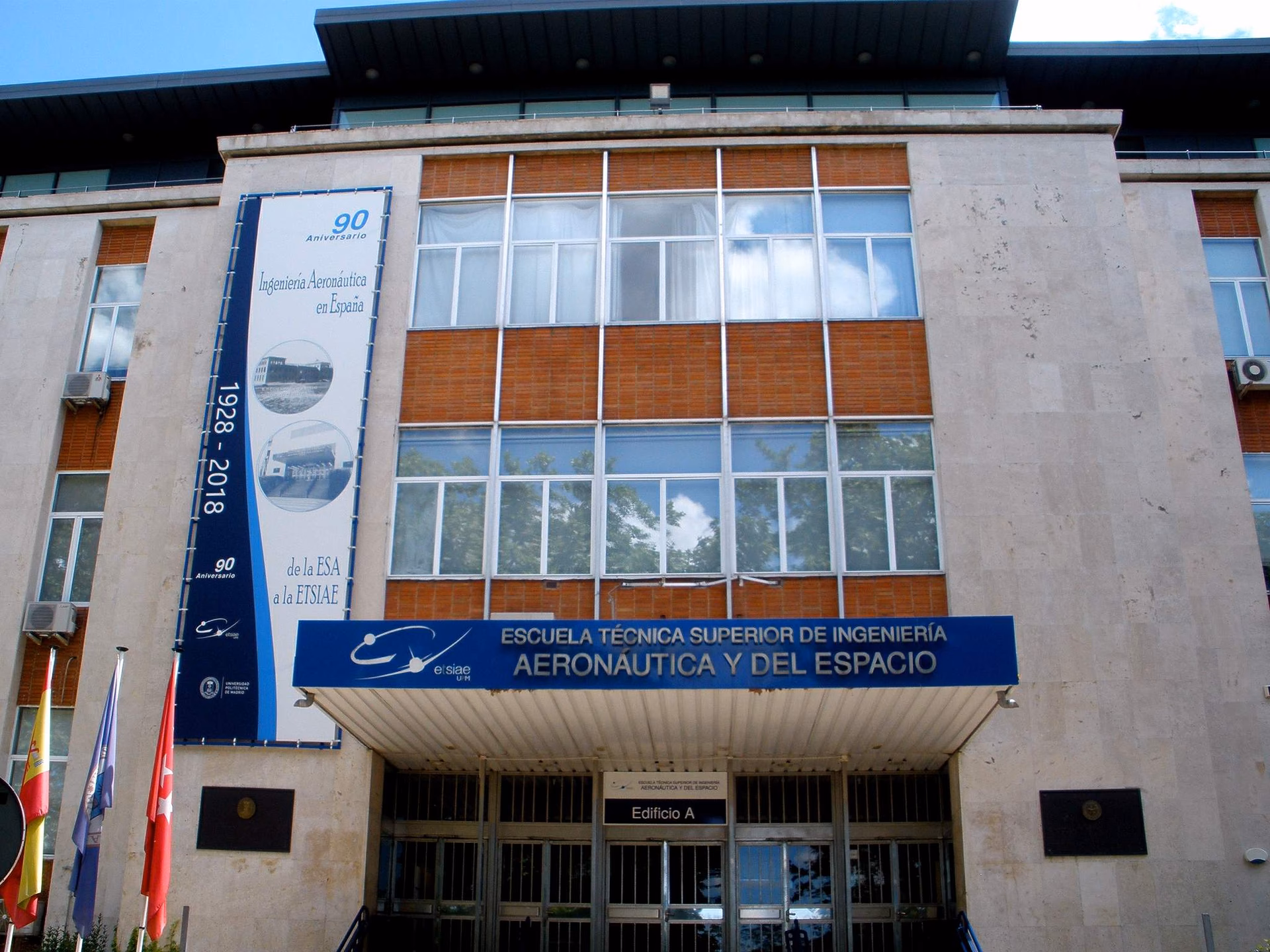 ¿Cuánto cuesta estudiar ingeniería aeronáutica en España?