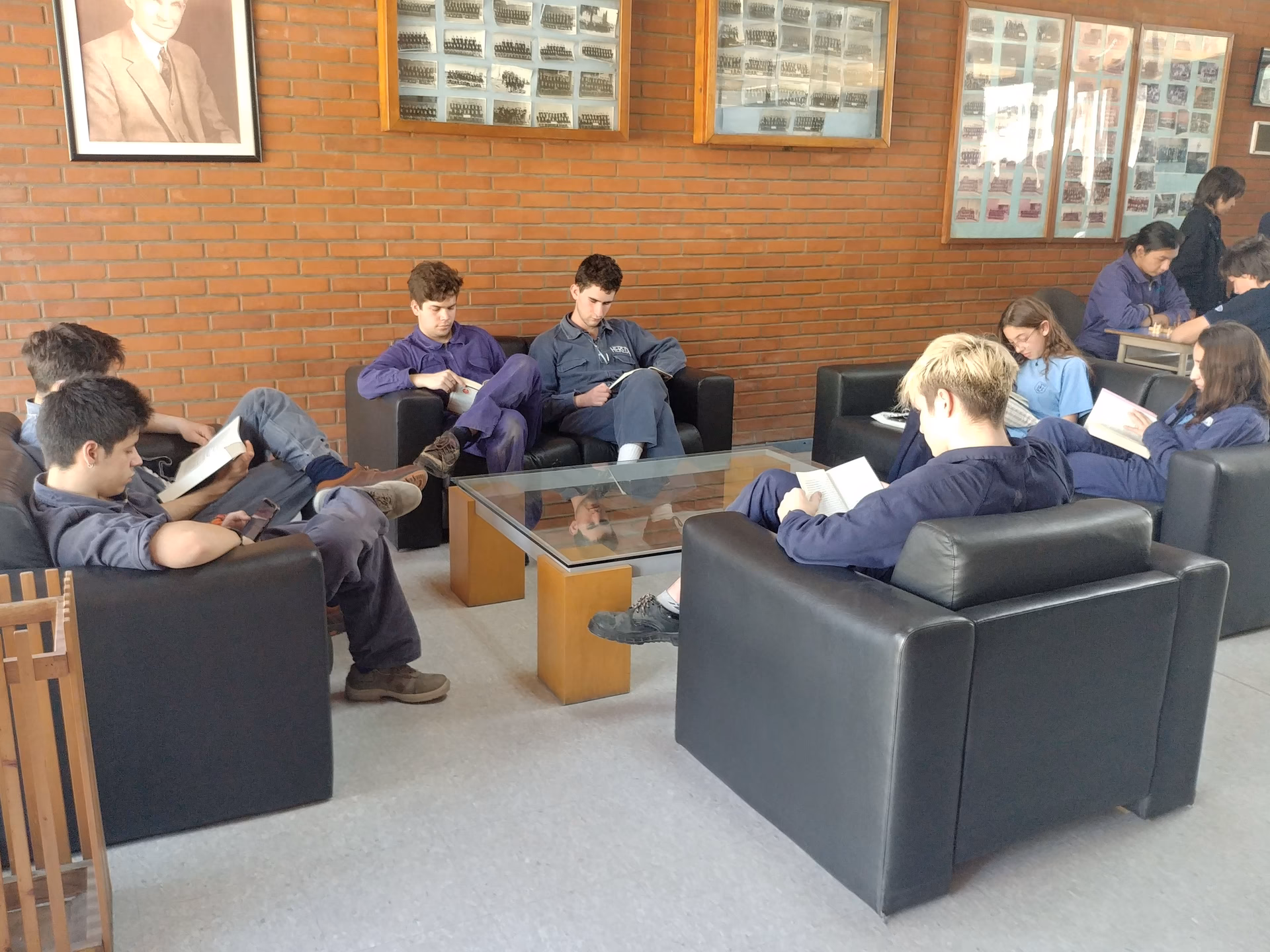 ¿Harrison Ford terminó la escuela secundaria?