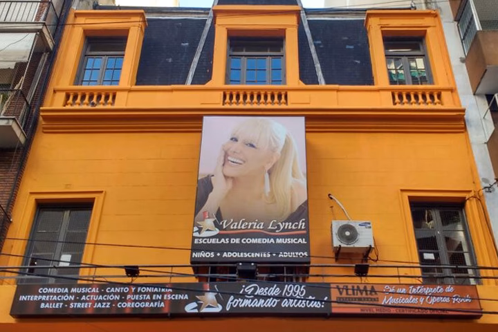 ¿Cómo se llama la academia de Valeria Lynch?