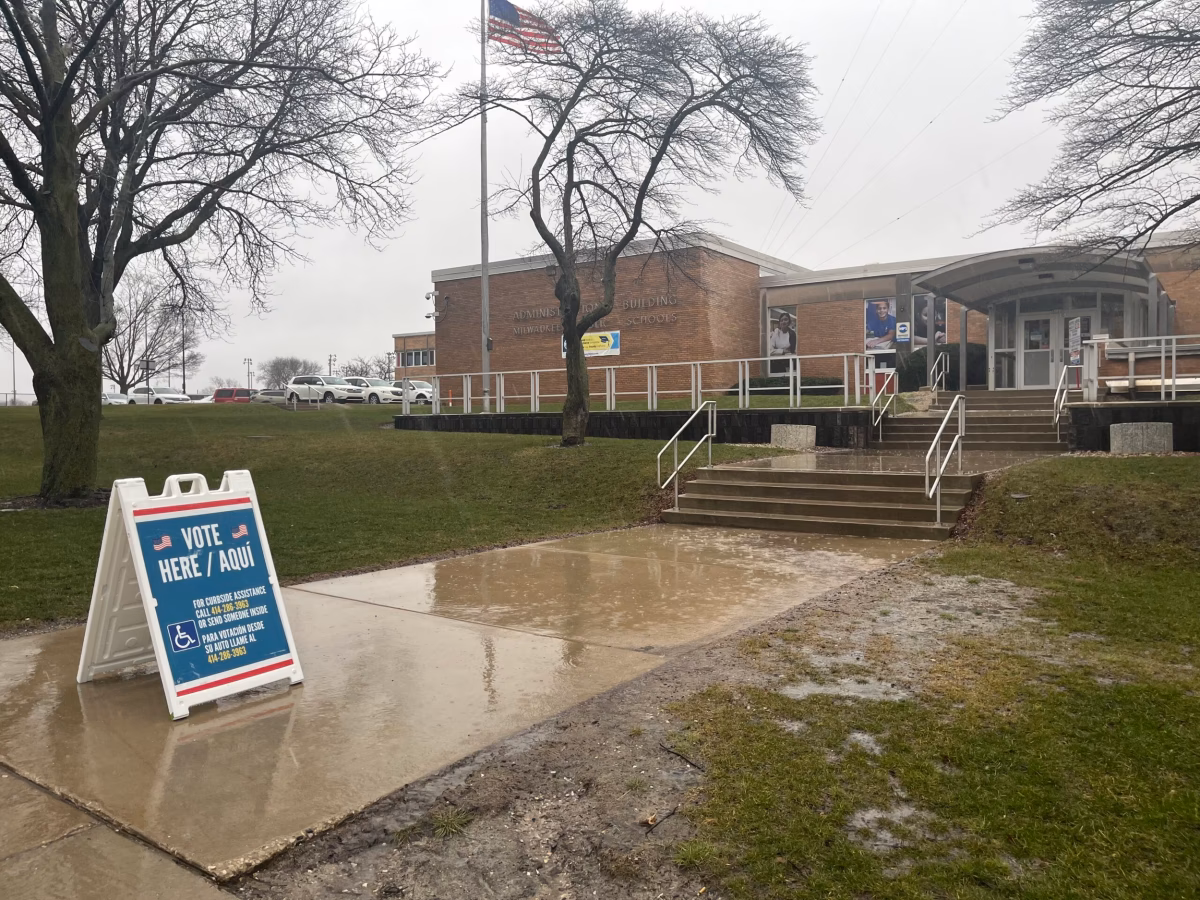 ¿Cuántas escuelas públicas hay en Milwaukee?