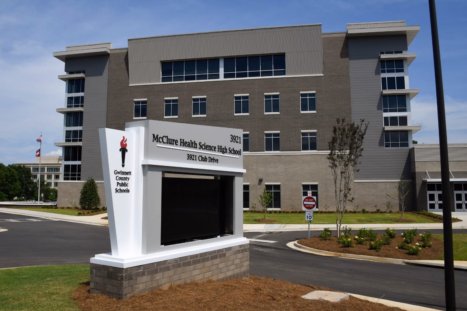 ¿Cuántas escuelas públicas hay en el condado de Gwinnett?