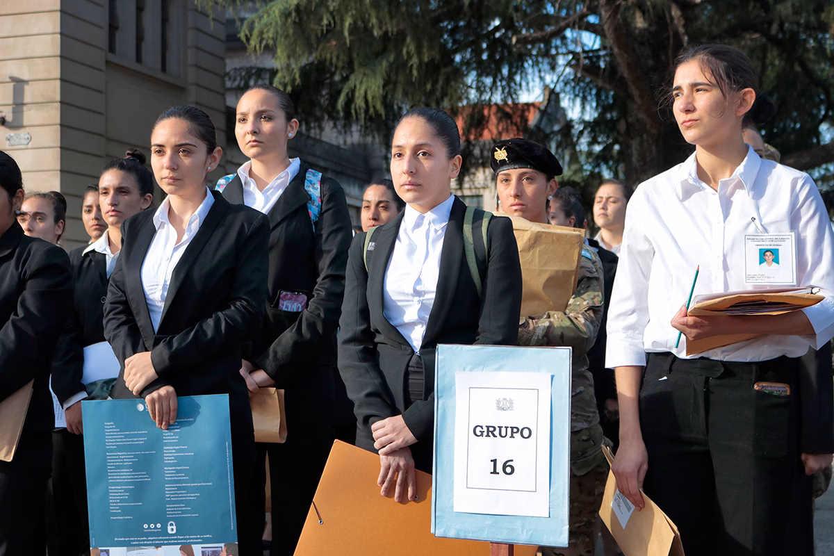 ¿Qué se hace en el examen físico militar?
