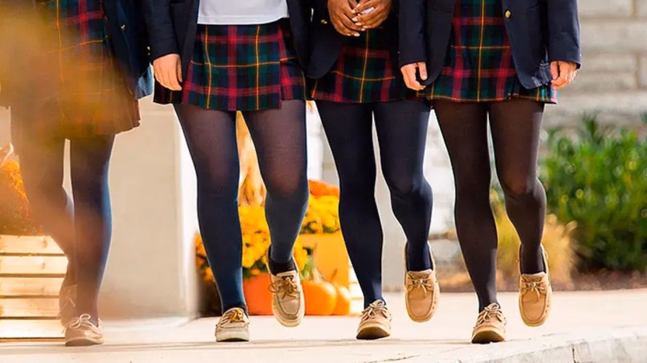 ¿Se permiten las faldas cortas en la escuela?