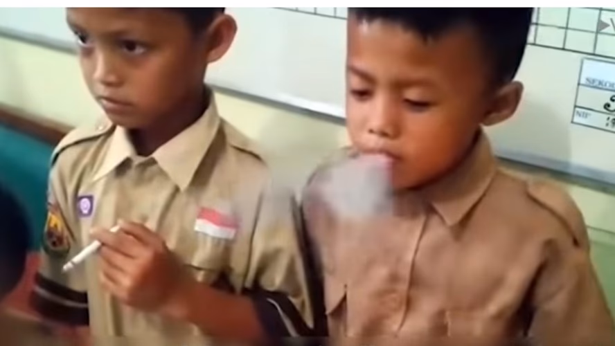 ¿A cuántos metros se puede fumar de un colegio?