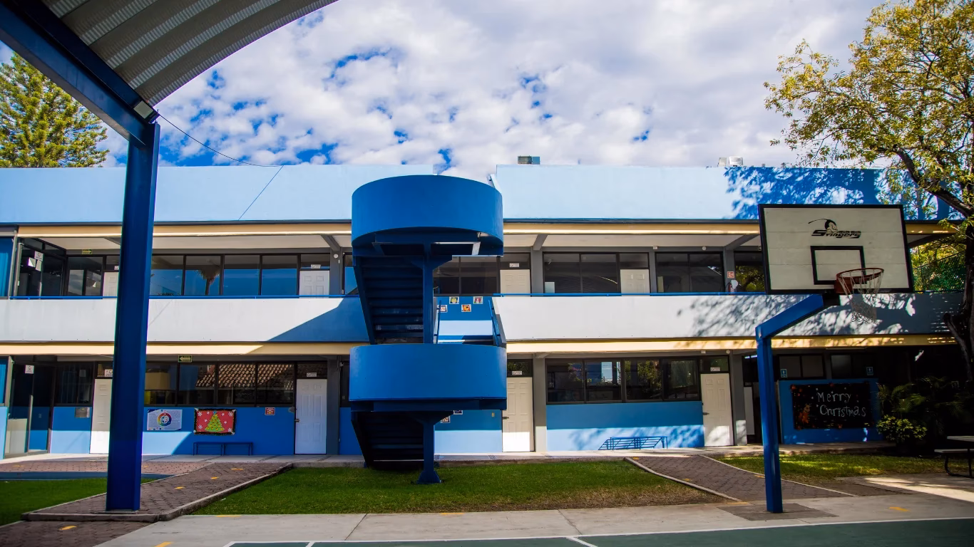 ¿Cuándo y dónde fue a la escuela Helen Keller?