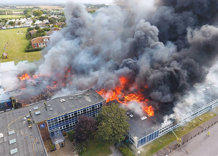 ¿Qué se debe hacer en caso de incendio en un colegio?