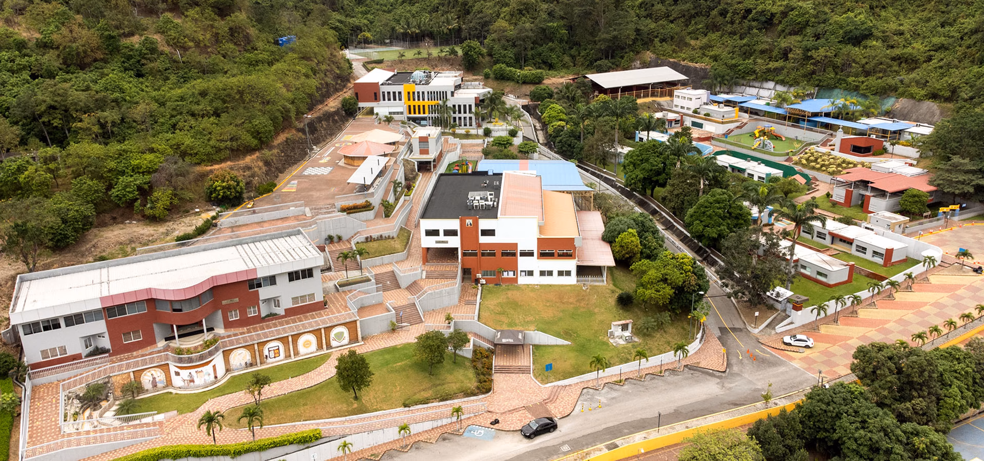 ¿Cuántos estudiantes tiene el colegio Javier?