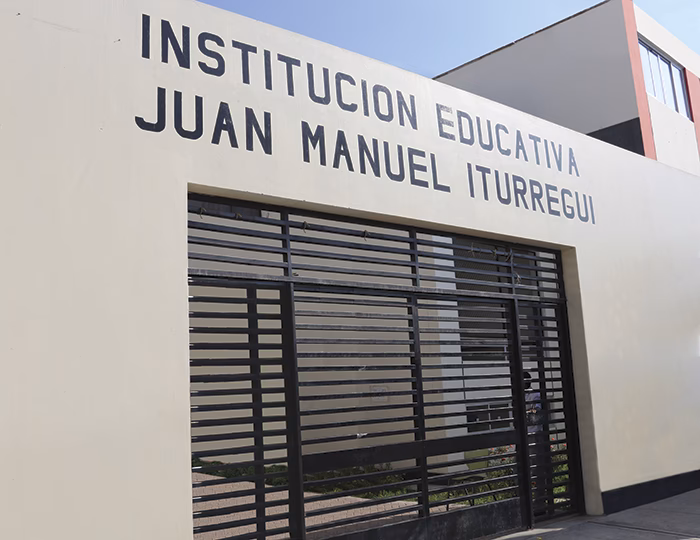 ¿Cómo se llama el director del colegio Juan Manuel Iturregui?