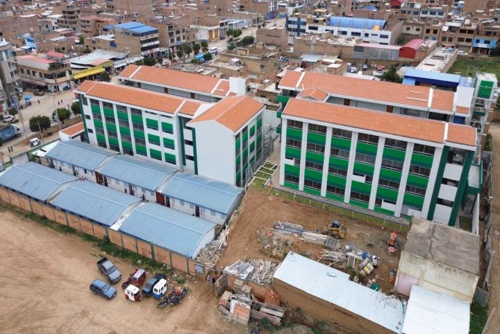 ¿Quién fundó la escuela Juan de Velasco?