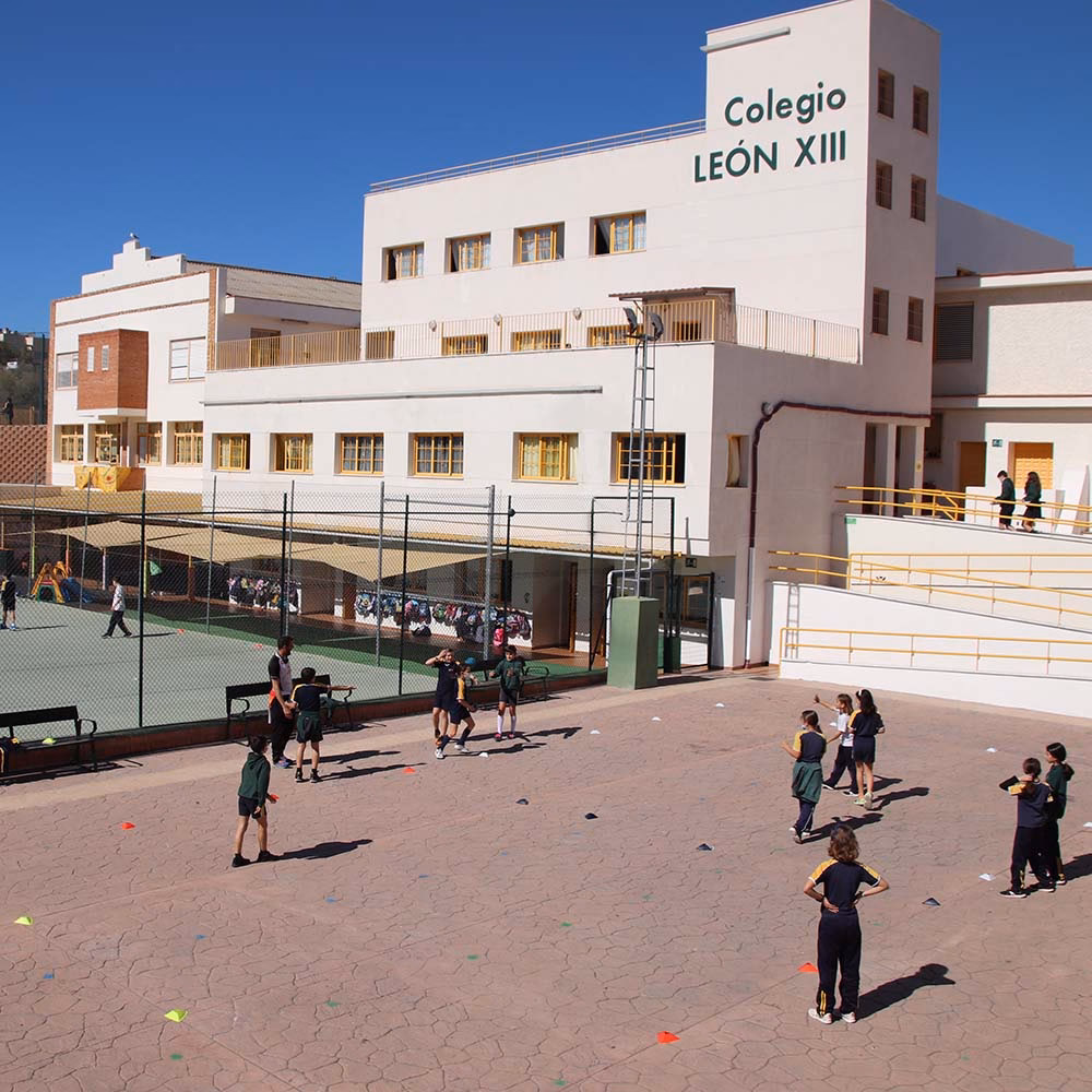 ¿Quién fundó el colegio Salesiano?