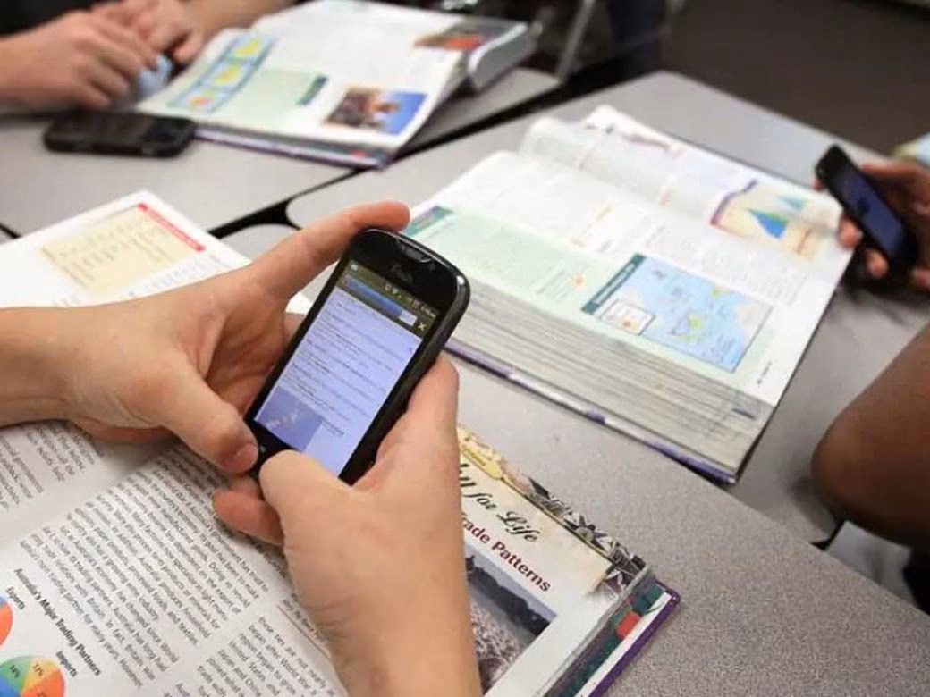 ¿Qué artículo prohíbe el uso de celular?