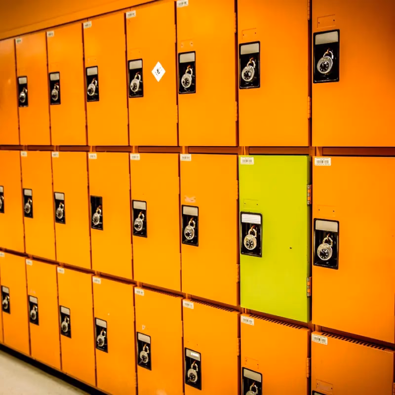 ¿Cuál es el propósito de los lockers en las escuelas?