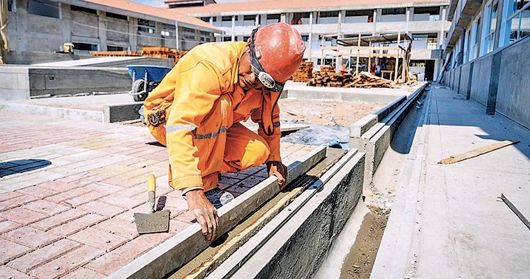 ¿Quién se encarga del mantenimiento de las instituciones educativas?