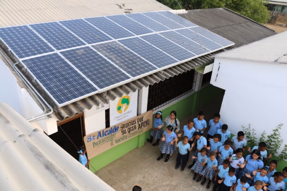 ¿Cuáles son los beneficios de instalar paneles solares en las escuelas?