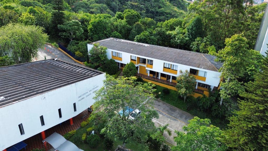 ¿Cómo contactar al padre Pedro Justo Berrío?