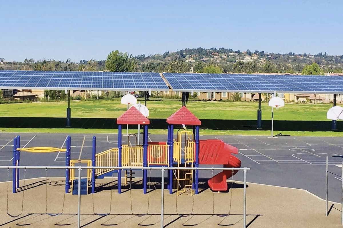 ¿Cuántos paneles solares se necesitan para una escuela?