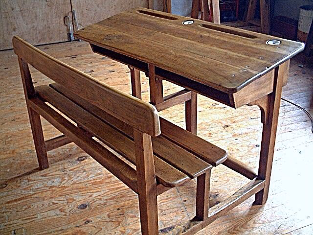 ¿Cómo puedo saber la fecha de un pupitre escolar antiguo?